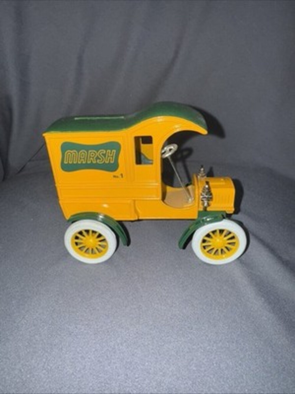Ertl Ford First Delivery Car 1905 bank Marsh With Key